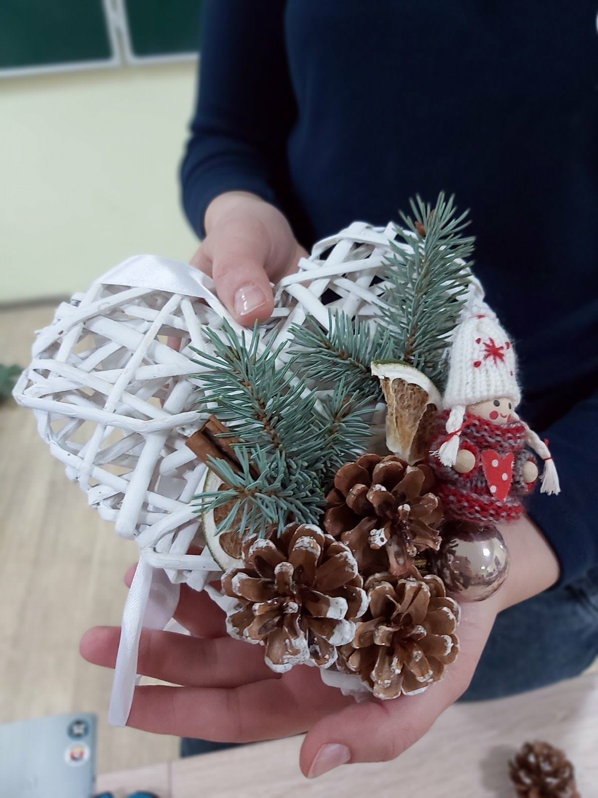 "Decorarea și ornamentarea compozițiilor cu lumânări din ceară naturală"