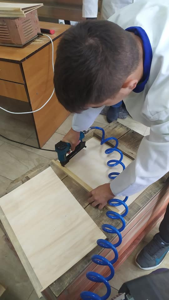 Elevii  anului II meseria ,,Apicultor" împreună cu profesorii de specialitate în atelierul de tâmplărie, dotat de #APM/ #USAID , au dat start confecționarii diafragmelor și pernelor pentru stupi.